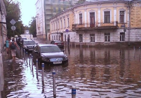 Сильный ливень затопил дороги в Москве (видео)