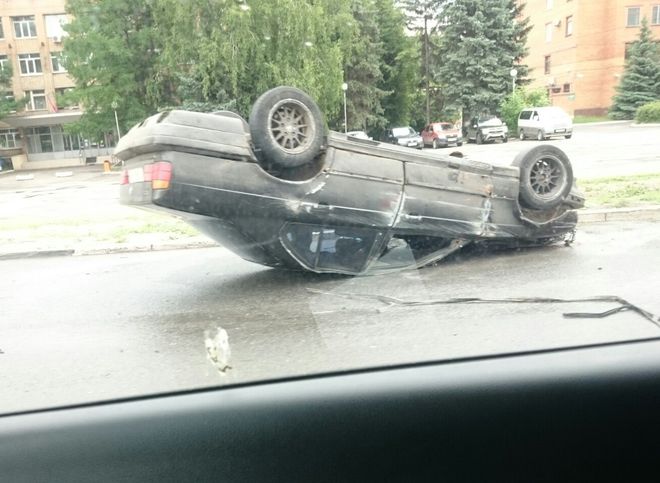 В результате опрокидывания BMW на Московском шоссе пострадала девушка
