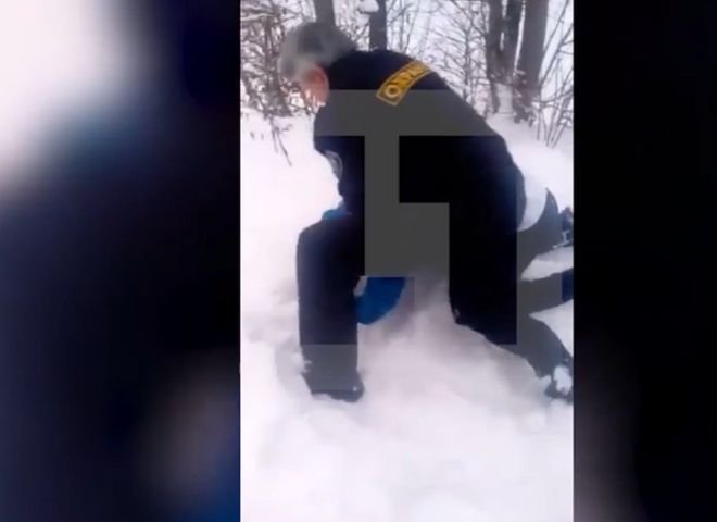 Под Ивановом охранник школы заставил ученика есть снег (видео)
