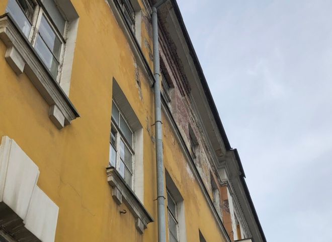 В Рязани начал осыпаться фасад здания военного госпиталя