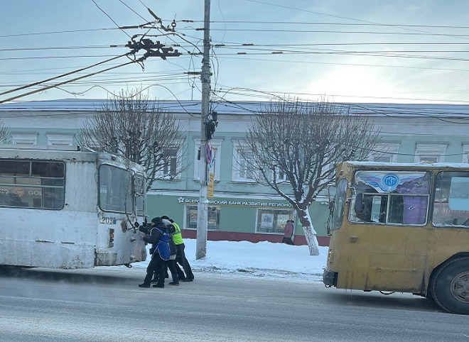 В центре Рязани засняли водителя и кондуктора, которые толкали троллейбус в мороз 