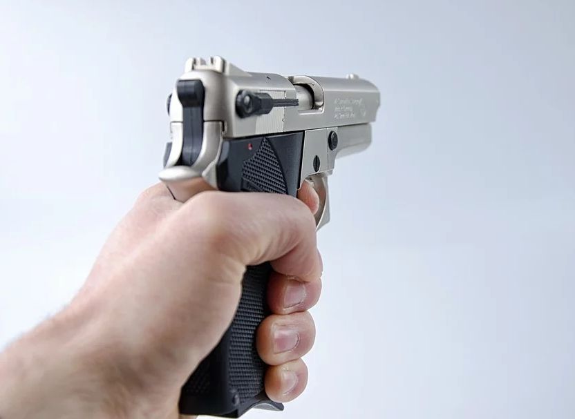 В Кораблинском районе пенсионер угрожал пистолетом 27-летнему знакомому