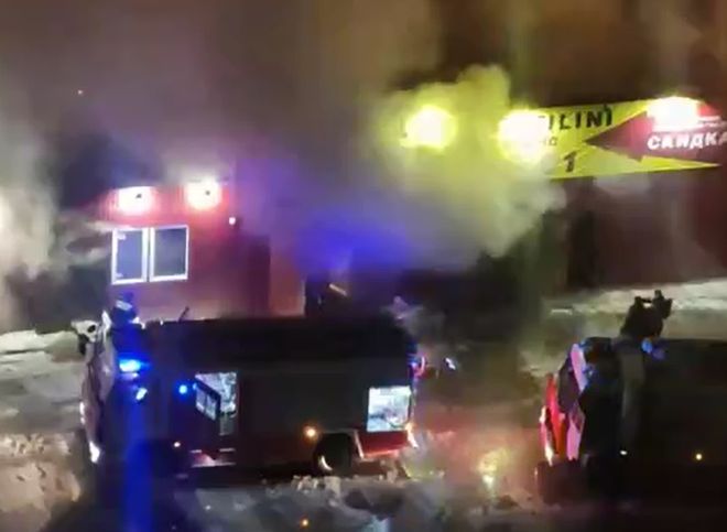 Появилось видео с места пожара в автосервисе на улице Бирюзова