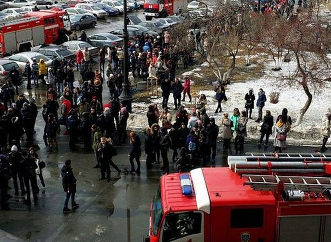 Студентов челябинского университета эвакуировали из-за дыма (видео)