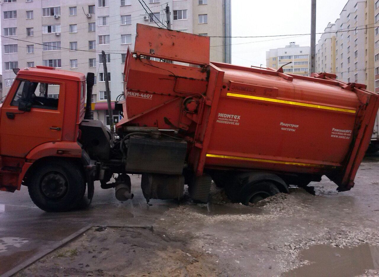 Фото: в Рязани мусоровоз провалился под землю