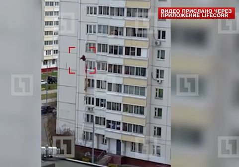 В Москве мужчина сорвался с шестого этажа, спускаясь по простыням (видео)
