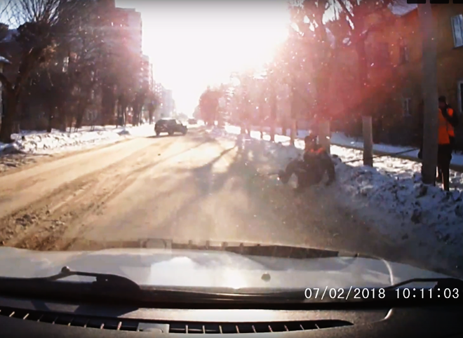 В Рязани рабочий поскользнулся и едва не попал под колеса авто (видео)