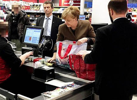 Меркель вышла в магазин за картошкой с тремя охранниками