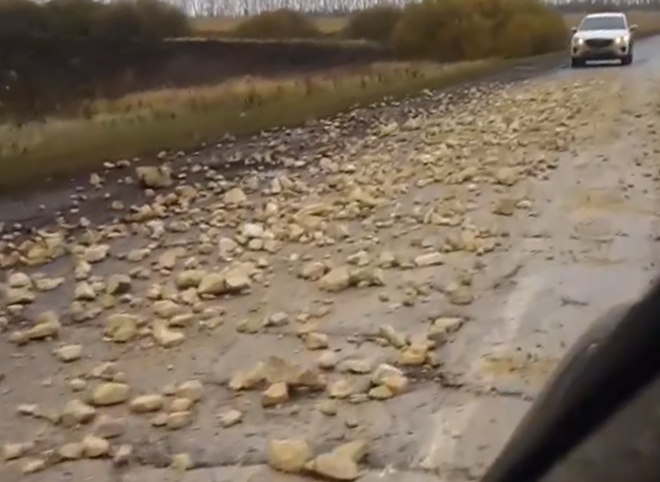 В Шацком районе засняли дорогу, усыпанную камнями