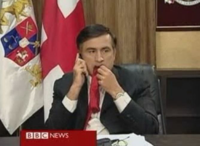 Саакашвили объяснил, почему он жевал галстук в 2008 году