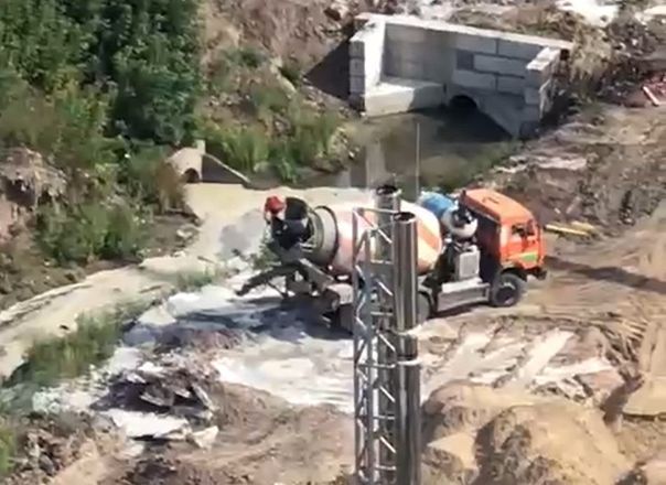 В Кальном строители сливают цемент в ручей Быстрец