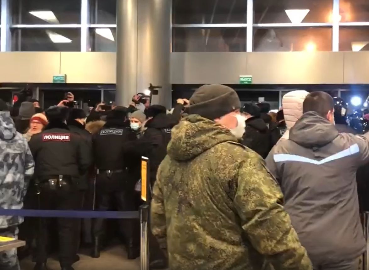ОМОН вытесняет сторонников Навального из аэропорта «Внуково»