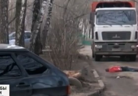 Опубликовано видео с места наезда мусоровоза на рязанца