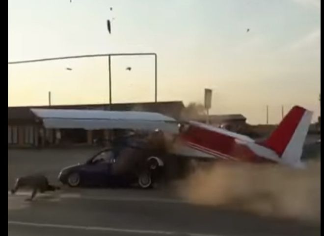 В Чечне самолет столкнулся с автомобилем (видео)