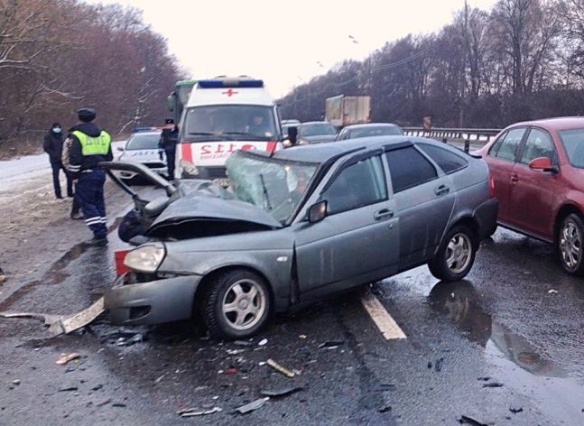 Рязанская «Приора» попала в серьезное ДТП на трассе М5 в Московской области