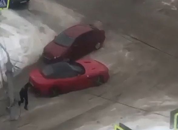 Ferrari Portofino увяз в снегу в центре Рязани