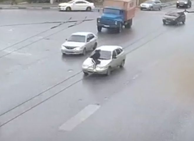 Видео: после дорожной разборки рязанца увезли на капоте авто