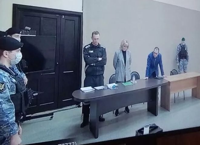 Суд приговорил Навального к девяти годам колонии строгого режима