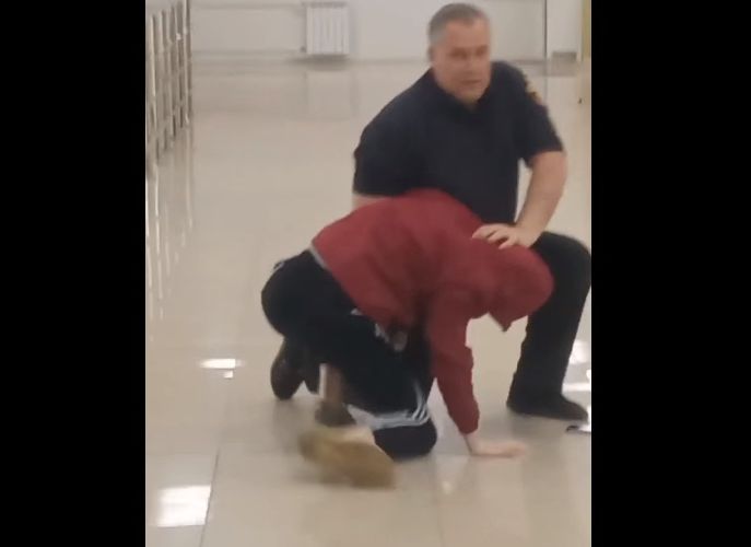 В рязанском торговом центре охранник «заломал» подростка