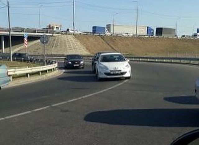 Фото: водители объезжают пробку на Солотчинском шоссе по развязке у Шумаши