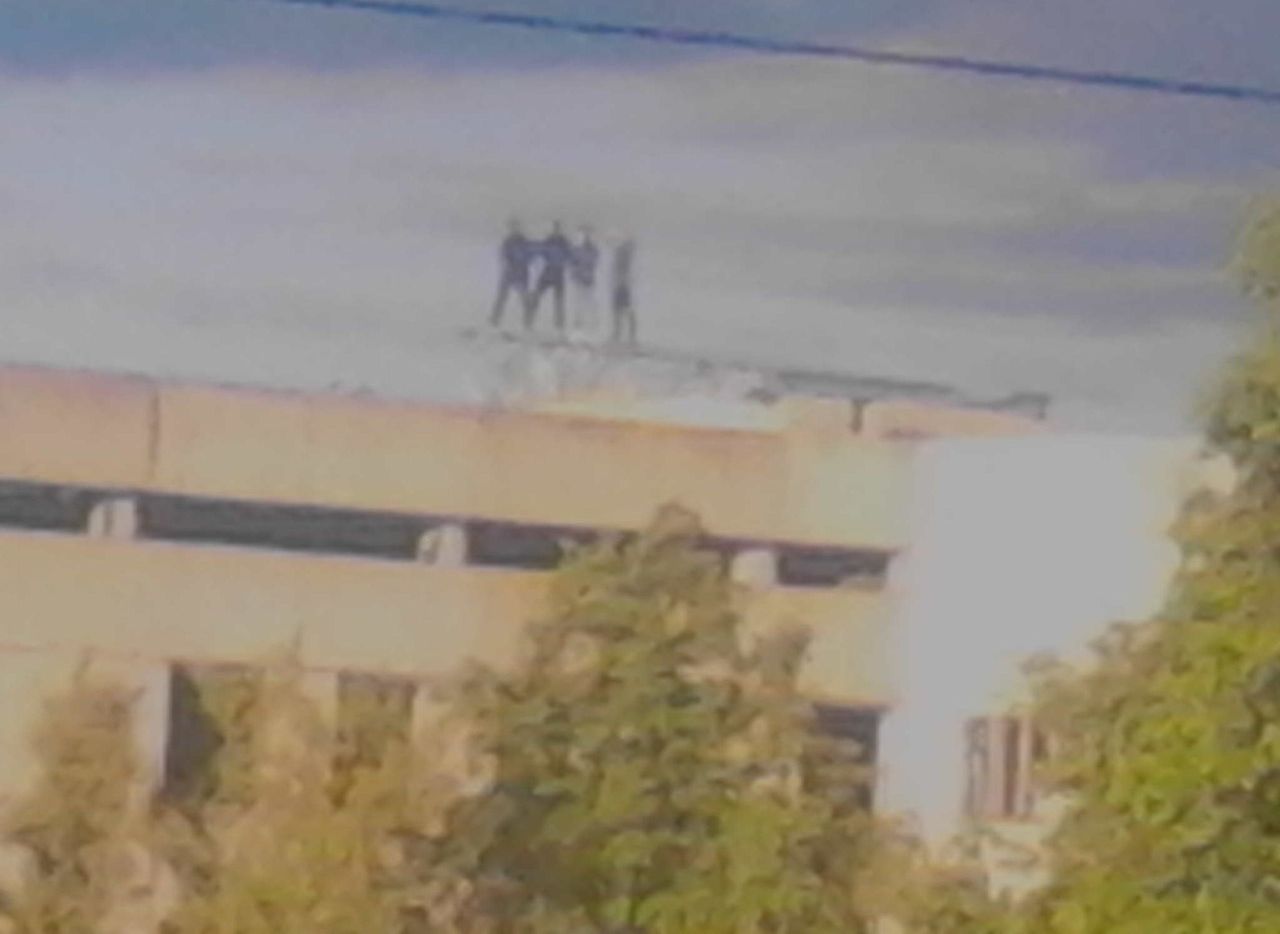 Фото: подростки забрались на крышу больницы в Рязани