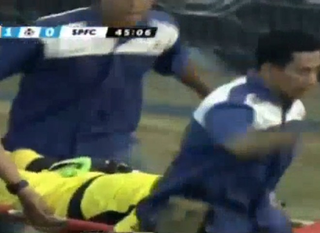 Футболист умер после столкновения с одноклубником во время матча (видео)