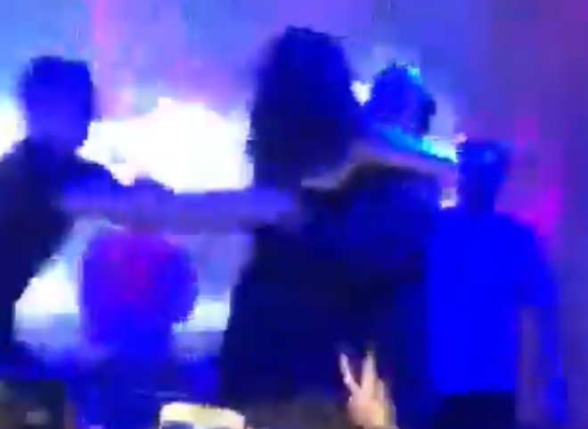 Видео: на концерте в Deep Club фанатка бросается на певца Ramil'