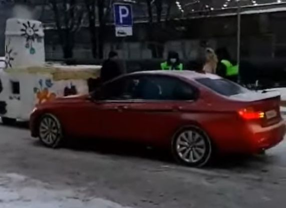 В Москве водитель BMW врезался в «русскую печку»
