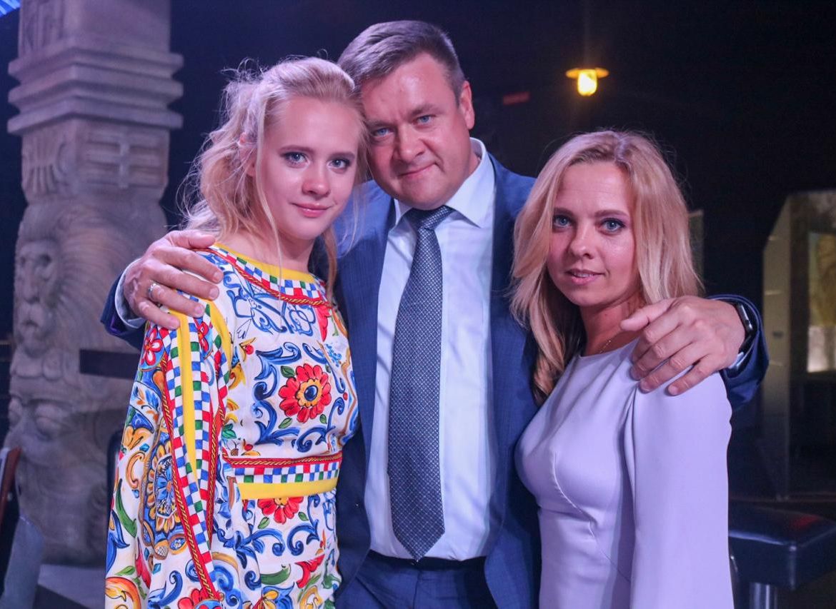 Губернатор Любимов опубликовал фото с дочерью-выпускницей