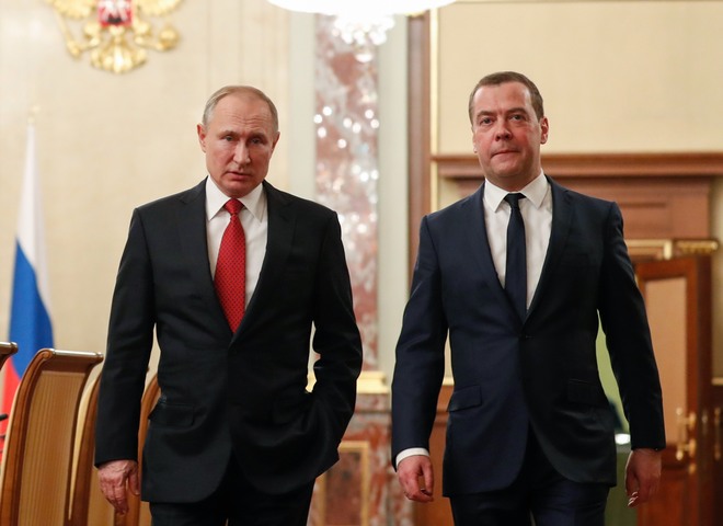 Путин распорядился выдать Медведеву дипломатический паспорт