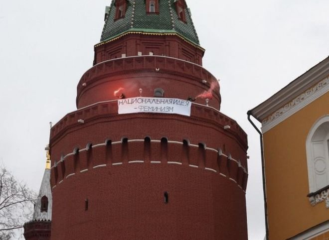 Фотография баннера на башне Кремля с акции феминисток оказалась монтажом