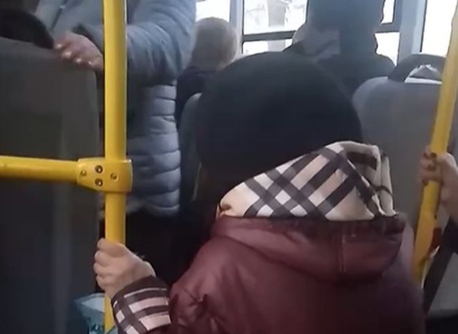 Видео: рязанский маршрутчик не выпускает пенсионерок из автобуса
