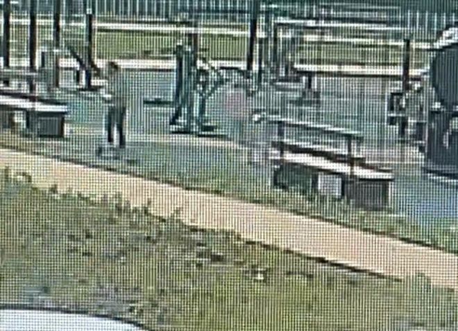 Во дворе новостройки в Шлаковом тренажер упал на ребенка