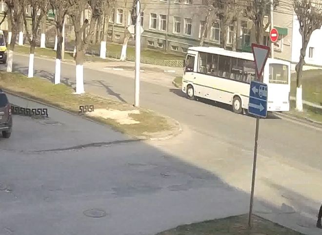 В Рязани школьник попал под колеса автобуса (видео)
