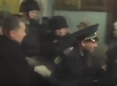 В Суздале прихожане храма подрались с полицией из-за мощей (видео)