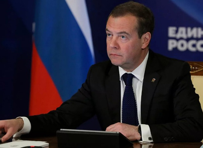 Медведев высказался о перспективах введения четырехдневной рабочей недели