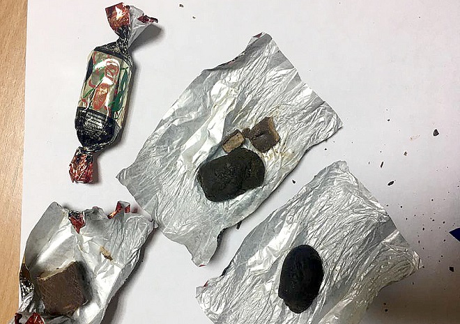 Сотрудники рязанской колонии нашли в конфетах наркотики