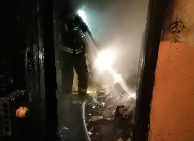 МЧС: на улице Октябрьской полностью выгорела трехкомнатная квартира