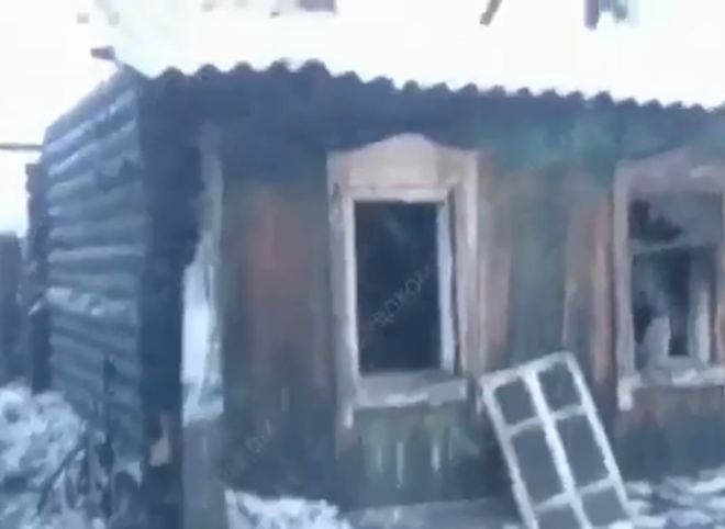 При пожаре в частном доме в Кузбассе погибли шесть детей (видео)