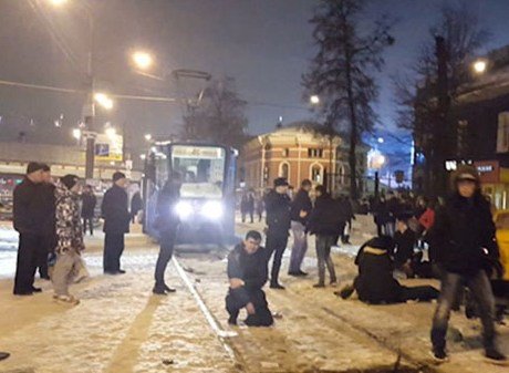 В Москве автомобиль врезался в остановку с людьми (видео)