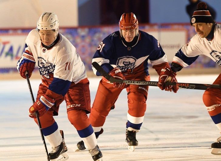 Путин пошутил о начале карьеры в профессиональном хоккее