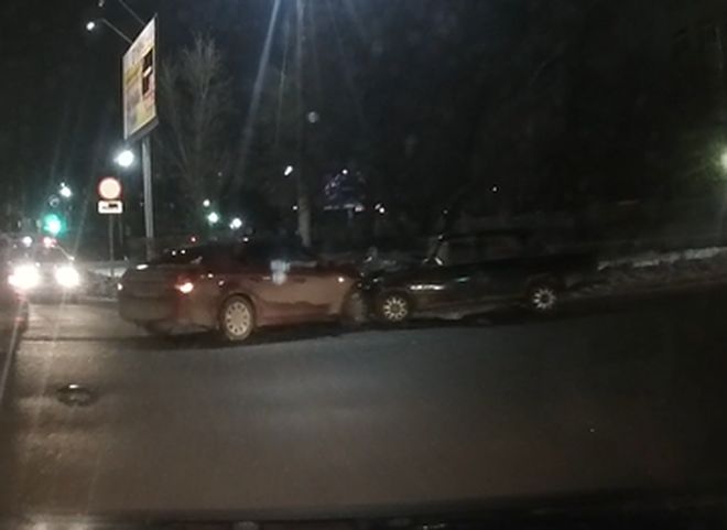 На пересечении улиц Циолковского и Горького столкнулись две легковушки