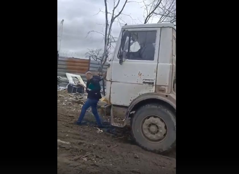 В Рязани мусоровоз едва не переехал мужчину, который загородил ему проезд