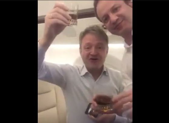 Видео: Дворкович, Ткачев и Тимакова выпивают на борту частного самолета