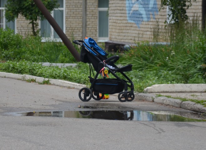 Украденную у ребенка-инвалида коляску подкинули обратно в подъезд