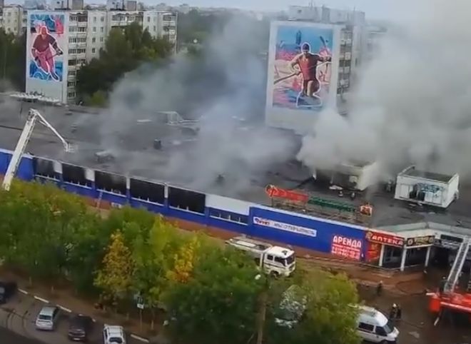 В Твери загорелся торговый центр (видео)