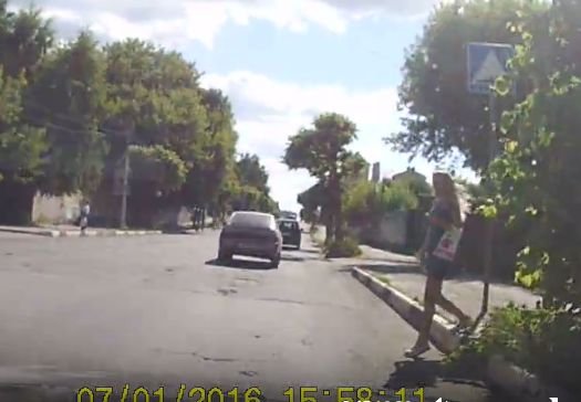 Видео: в Рязани девушка едва не попала под колеса авто