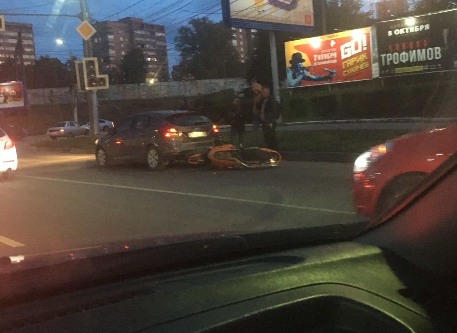 На Московском шоссе скутерист влетел в Ford Focus