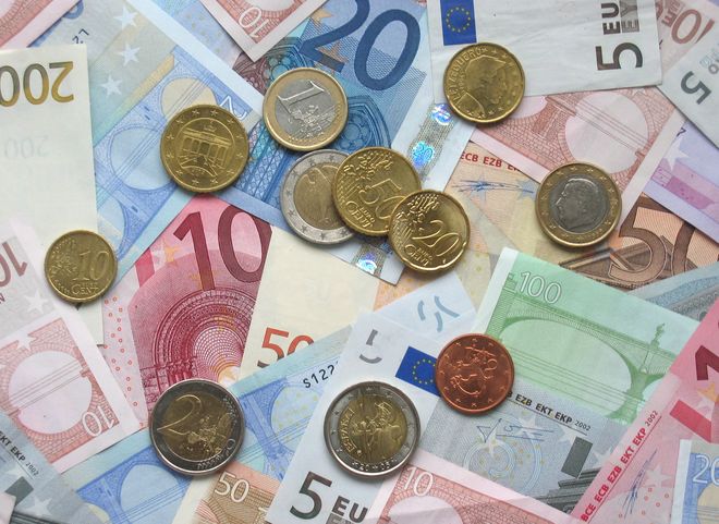 Биржевой курс евро впервые за полгода превысил 66 рублей