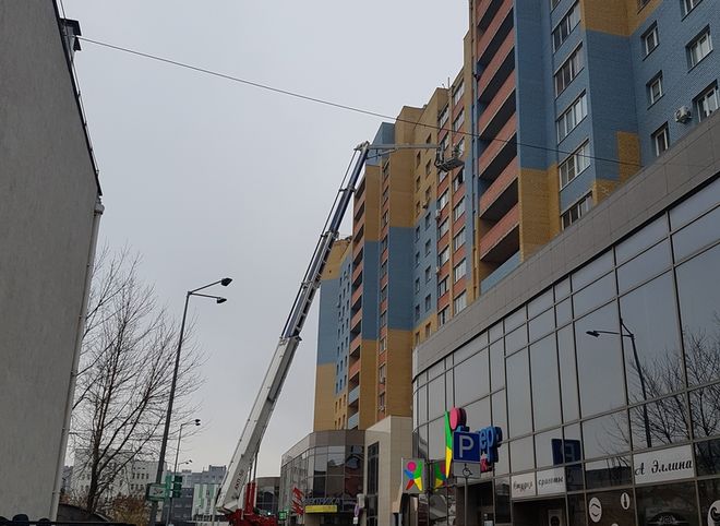 Соцсети: на Солотчинском шоссе неизвестный пытается вылезти из окна седьмого этажа